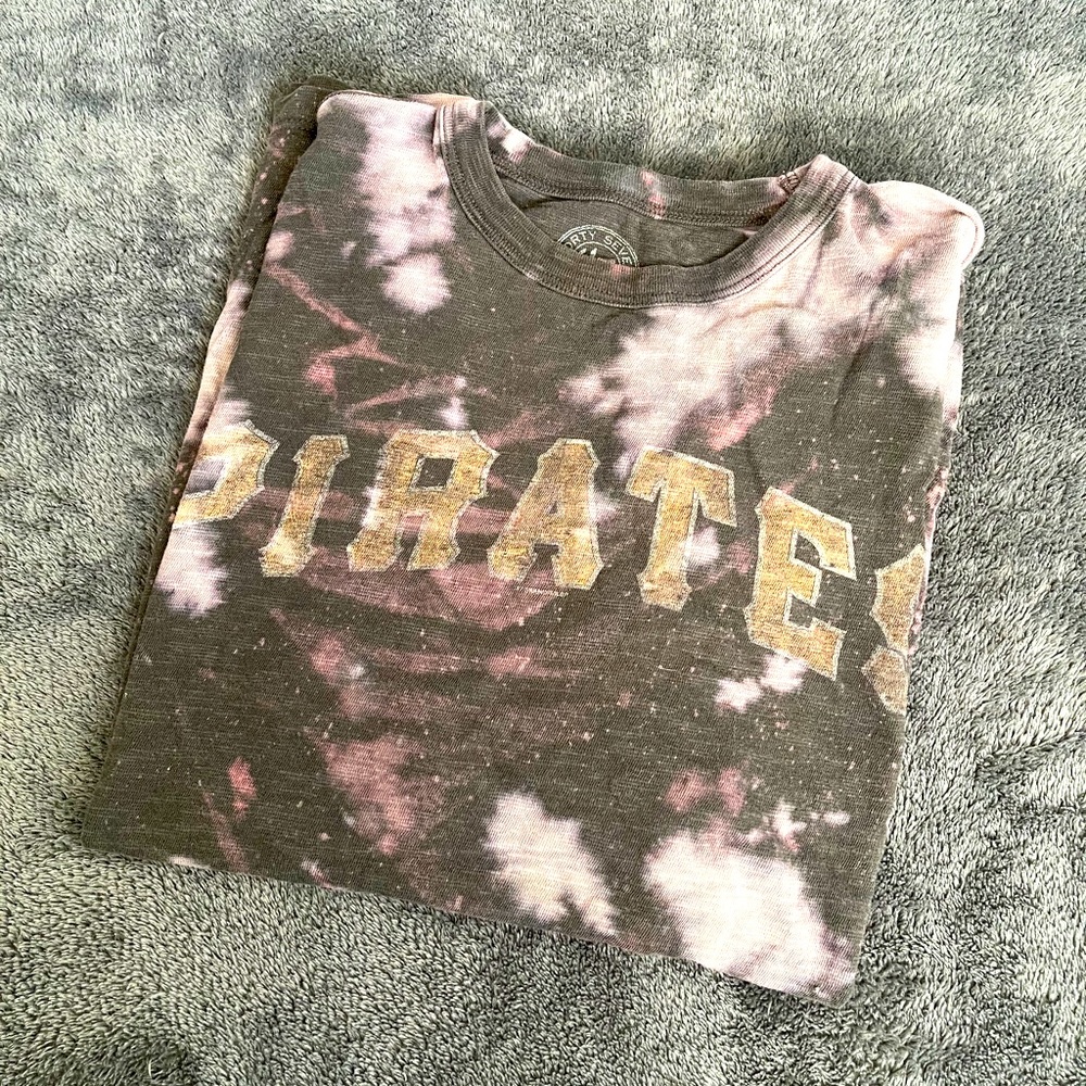 Distressed tie-dye Pirates T